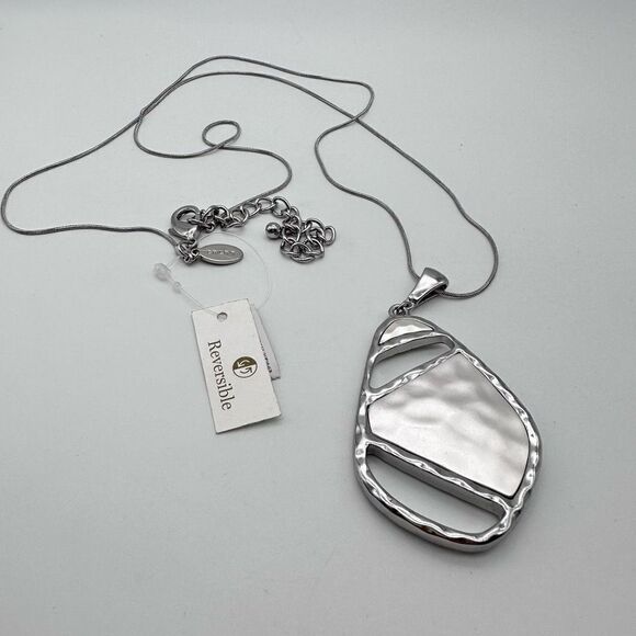 NWT Chico’s Textured Flip Metal Pendant Reversible Necklace Two Tone Gold Silver - Picture 4 of 6
